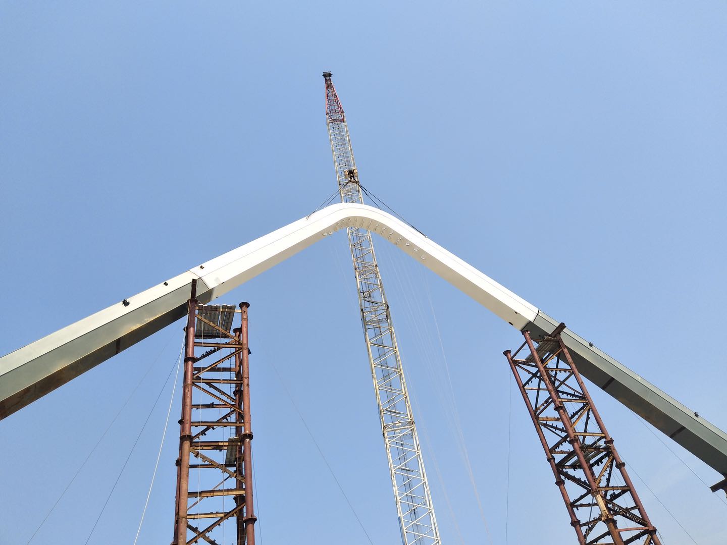 紫荊路跨龍王港河橋順利完成主拱合龍！
